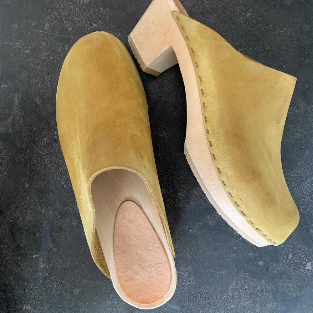 Bryr worker clog in mustard — like new